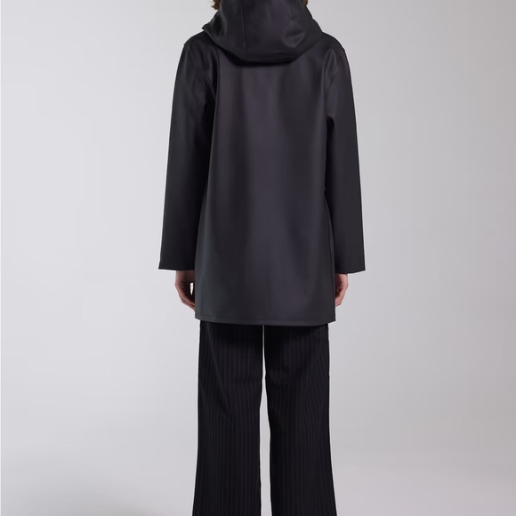 Stockholm Raincoat, Small Black | Stutterheim - Picture 3 of 7